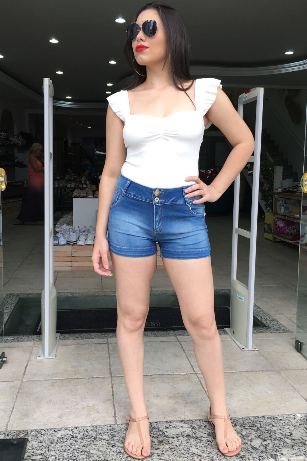 morena de short jeans