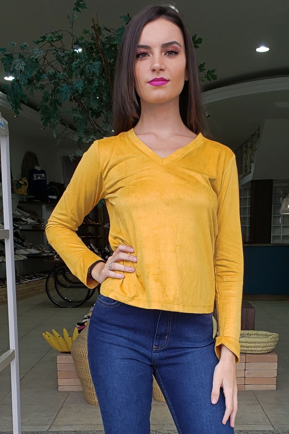 blusa suede gola v