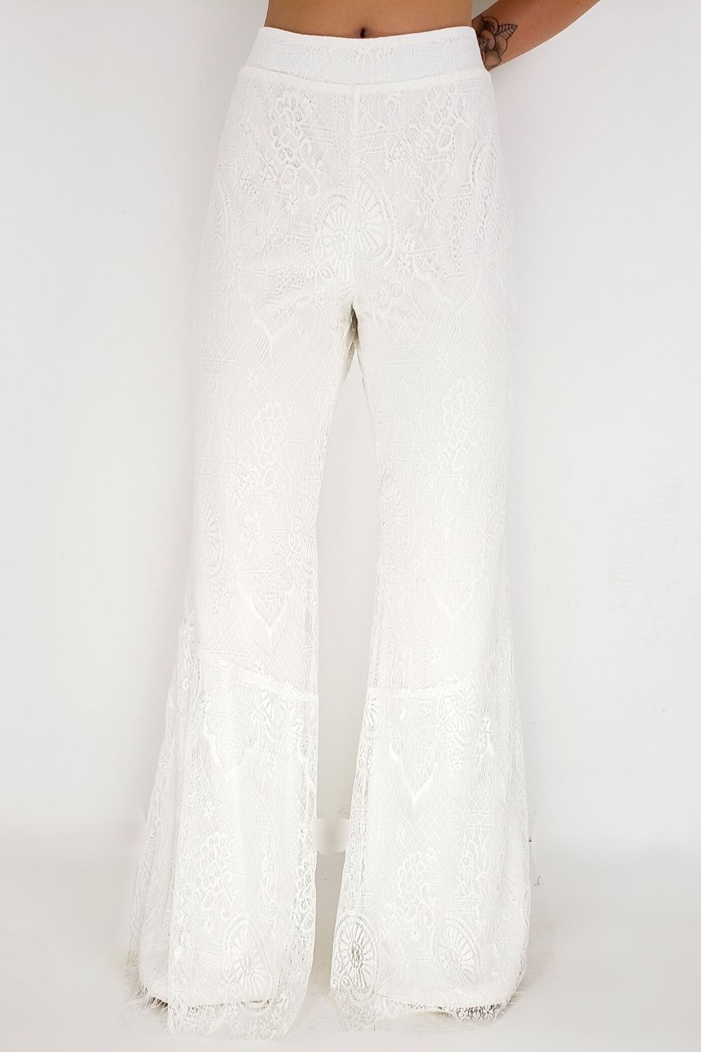 calça flare com renda