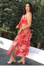 vestido florido vermelho com fenda