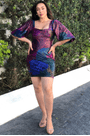 Vestido-curto-e-justo-com-estampa-animal-print-couro fake