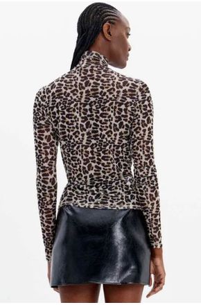 Blusa-Estampada-De-Mangas-Longas-Com-Gola-Alta-Lanca-Perfume-3