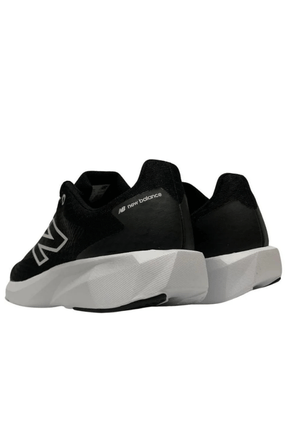Tênis preto e branco New Balance