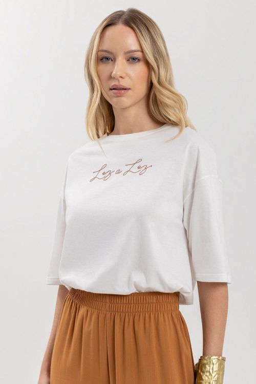 Blusa-Basica-De-Mangas-Medias-Com-Bordado-Frontal.jpg