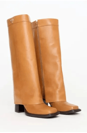 Bota-Couro-Com-Capa-E-Salto-Bloco-Lanca-Perfume